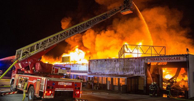 12 zastępów straży gasiło pożar hali magazynowej w Obornikach