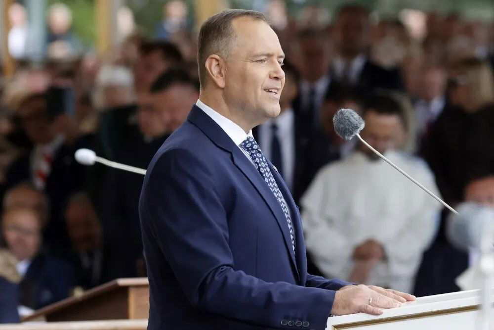 zdjęcie: Prezydent: rolnicy są gwarancją bezpieczeństwa żywnościowego Polski / Częstochowa, 06.09.2026. Prezydent RP Karol Nawrocki przemawia podczas głównych uroczystości dożynkowych na Jasnej Górze, 6 bm. Jasnogórskie dożynki to jedna z największych i najbarwniejszych uroczystości w częstochowskim sanktuarium. Podczas mszy błogosławione są wieńce żniwne, przynoszone przez ubrane w regionalne stroje delegacje rolników. (ad) PAP/Waldemar Deska
