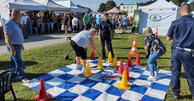 Policyjne stoisko na targach w Minikowie