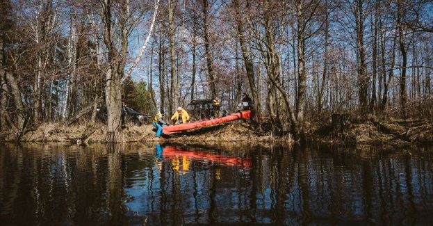 Z Kanału Grunwaldzkiego wydobyto auto, w środku było ciało mężczyzny