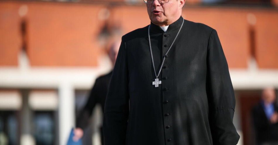 zdjęcie: Kard. Ryś: to czego Kościół uczy od 60 lat ws. dialogu z judaizmem wciąż nie dotarło do wiernych / Kraków, 13.03.2026. Metropolita krakowski kard. Grzegorz Ryś w drodze na briefing prasowy na placu przed głównym wejściem do Sanktuarium św. Jana Pawła II w Krakowie, 13 bm. II Synod Archidiecezji Krakowskiej zainauguruje uroczysta msza św. pod przewodnictwem kard. Rysia 14 marca 2026 r. (łg/mgut) PAP/Łukasz Gągulski