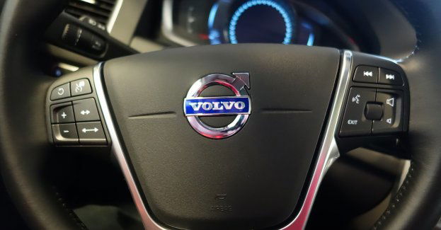 Volvo uderzyło w znak drogowy, który runął na 78-latkę