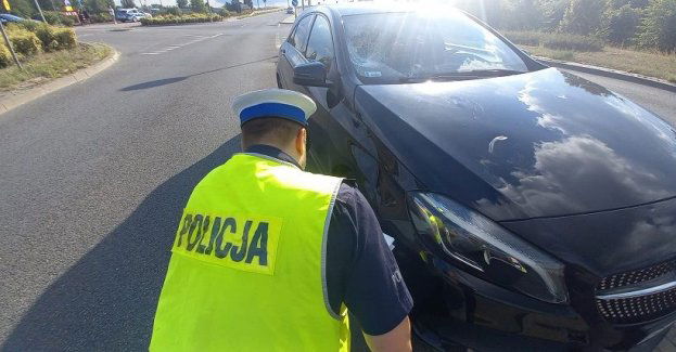 Policjanci ustalają przyczyny wypadku z udziałem rowerzysty