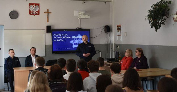 Debata w Rudniku Nad Sanem o zagrożeniach w sieci i szkole