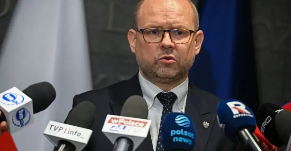 zdjęcie: Przydacz: budowanie tożsamości na postaciach przywódców OUN to krótkowzroczna polityka Ukrainy / Warszawa, 07.07.2026. Szef Biura Polityki Międzynarodowej w KPRP Marcin Przydacz podczas briefingu prasowego na lotnisku Okęcie w Warszawie, 7 bm. Polska para prezydencka udaje się z dwudniową wizytą roboczą do Republiki Turcji w związku ze Szczytem NATO w Ankarze (aldg) PAP/Marcin Obara