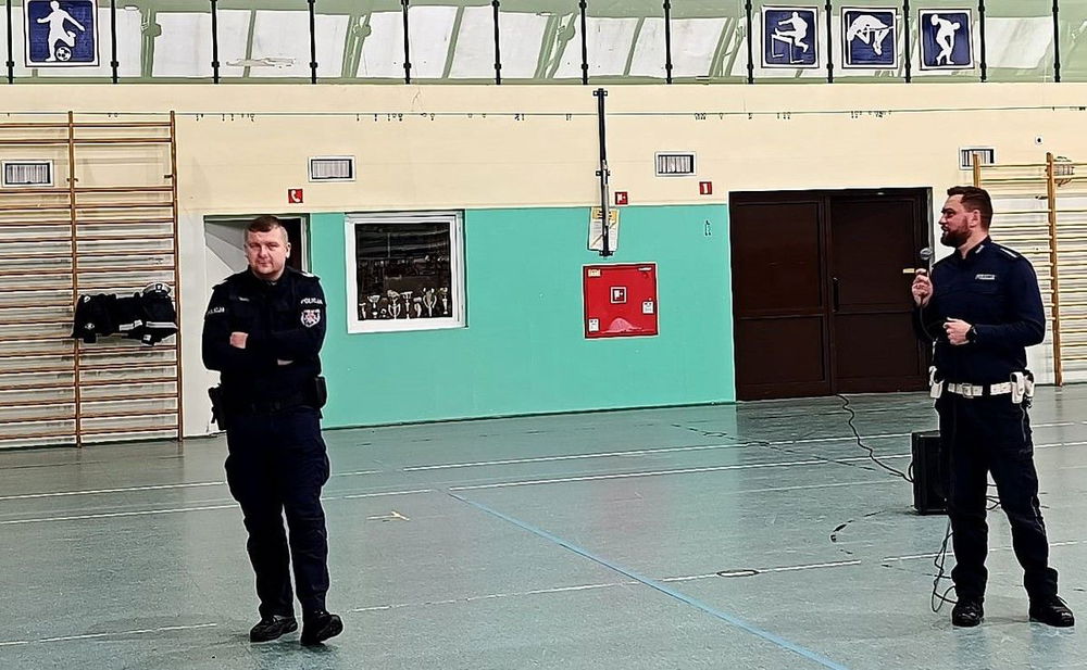 zdjęcie: Sierpeccy policjanci uczą dzieci bezpiecznych ferii / fot. KPP w Sierpcu