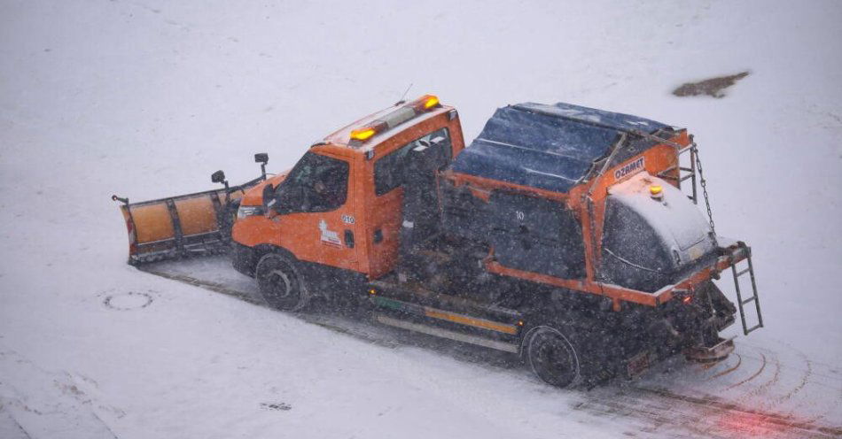 zdjęcie: MSWiA: służby zachowują wzmożoną czujność w związku z sytuacją meteorologiczną i hydrologiczną / Warszawa, 14.01.2026. Pługosolarka na jednej z ulic w Warszawie, 14 bm. podczas intensywnego opadu śniegu. W najbliższych dniach na większości obszaru kraju spodziewane jest duże zachmurzenie i opady śniegu lub marznącego deszczu. (ls/ibor) PAP/Leszek Szymański