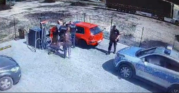 Pojechał umyć auto, a zatrzymał poszukiwanego, który w dodatku miał dożywotni zakaz prowadzenia pojazdów