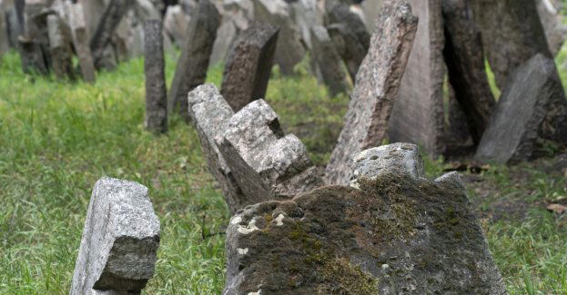 Więźniowie posprzątali cmentarze przed 1 listopada