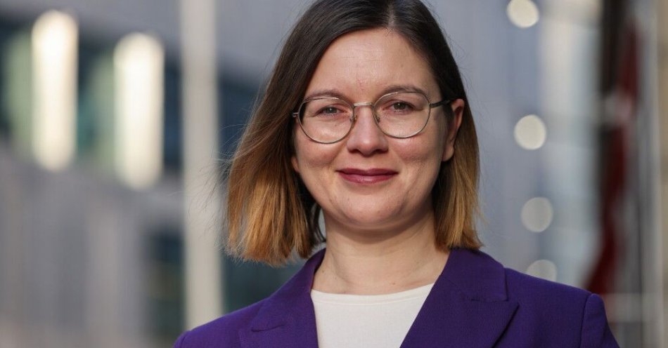 zdjęcie: Matysiak: obecnie nie wyobrażam sobie przystąpienia do jakiegokolwiek klubu, koła ani partii / Warszawa, 12.02.2025. Posłanka Razem Paulina Matysiak przed siedzibą Polskiej Agencji Prasowej w Warszawie, 12 bm. Paulina Matysiak była gościem Studia PAP. (jm) PAP/Albert Zawada