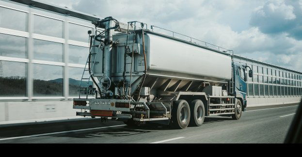 Pięć osób w szpitalu po zderzeniu ciężarówki z pojazdem służb drogowych