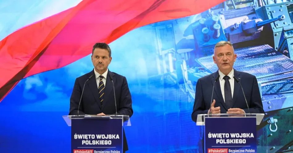 zdjęcie: Warszawa: w piątek zamknięta zostanie Wisłostrada; powodem defilada wojskowa / Warszawa, 10.08.2026. Sekretarz stanu w Ministerstwie Obrony Narodowej Paweł Bejda (P) i prezydent m.st. Warszawy Rafał Trzaskowski (L) podczas konferencji prasowej w Wojskowym Centrum Edukacji Obywatelskiej w Warszawie, 10 bm. Spotkanie dotyczyło defilady wojskowej i parady morskiej, które w tym roku odbywają się pod hasłem „Polska SAFE - Bezpieczna Polska”. (obm/mgut) PAP/Marcin Obara