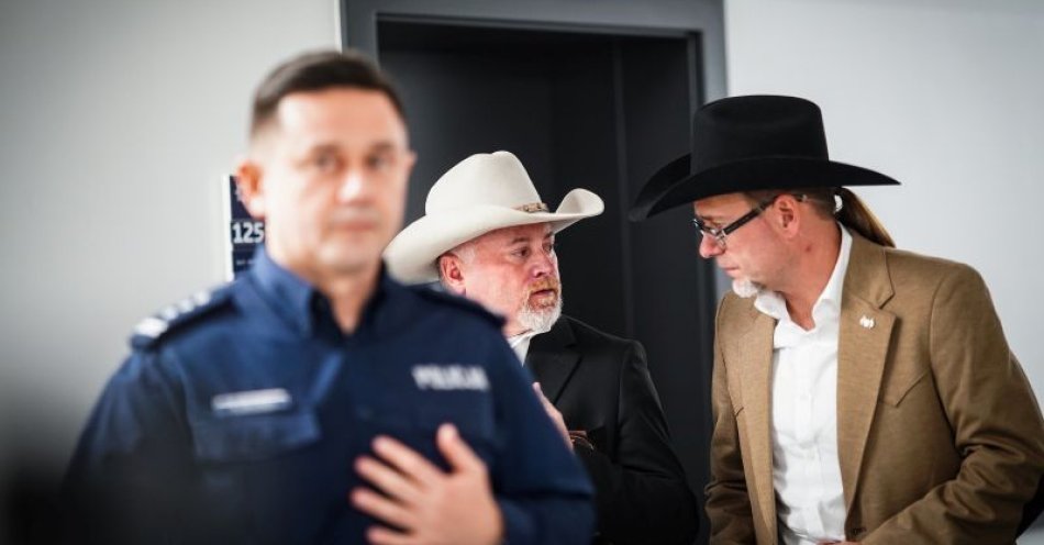 zdjęcie: Szeryf z Teksasu odwiedził Komendę Powiatową Policji w Opatowie / fot. KPP Opatów Uczestnicy spotkania