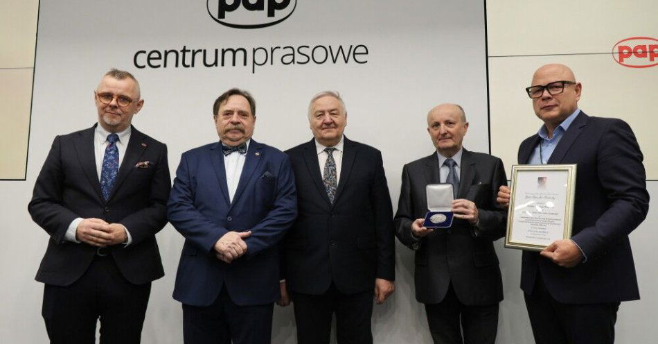 zdjęcie: Polska Agencja Prasowa uhonorowana Medalem 75-lecia Misji Jana Karskiego / Warszawa, 21.11.2025. Członek Zarządu Paweł Kostrzewa (P), redaktor naczelny Wojciech Tumidalski (L), redaktor Mirosław Harasim (2P), Andrzej Ludek (członek zarządu Towarzystwa Jana Karskiego) (2L) i Jerzy Kozielewski (stryjeczny wnuk Jana Karskiego) (3P) podczas wręczenia medalu 75-lecia Misji Jana Karskiego za „dokumentowanie obecności tego bohatera ludzkości w przestrzeni publicznej ojczyzny” oraz za „służbę informowania opinii publicznej” dla Polskiej Agencji Prasowej w Centrum Prasowym PAP