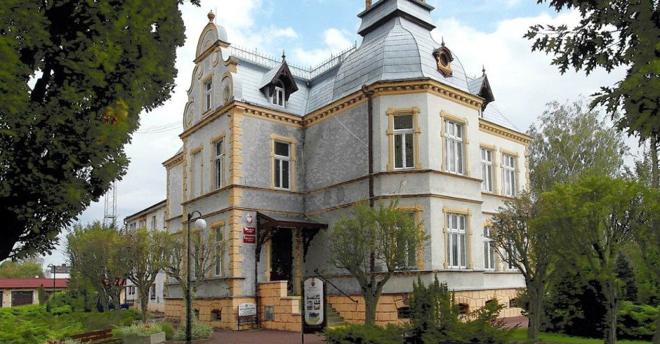 zdjęcie: Przerwa w dostawie wody w Dębnie. Utrudnienia na ul. Chojeńskiej / Ratusz w Dębnie, fot. Marasch/Wikimedia Commons, CC BY-SA 3.0 PL, https://commons.wikimedia.org/wiki/File:Willa_obecnie_ratusz,_D%C4%99bno.jpg