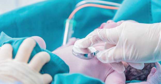 Policjant i strażak ochotnik uratowali dziewięciomiesięczne dziecko