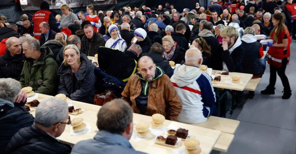 zdjęcie: Caritas Polska: bezdomność to najgłębszy stan ubóstwa / Częstochowa, 15.11.2025. Posiłek dla potrzebujących po konferencji prasowej Caritas Polska „Nowa jakość wsparcia - wspólna odpowiedź na kryzys bezdomności” z okazji Światowego Dnia Ubogich, 15 bm. w Centrum Wolontariatu i Administracji Caritas Archidiecezji Częstochowskiej. (mr) PAP/Waldemar Deska