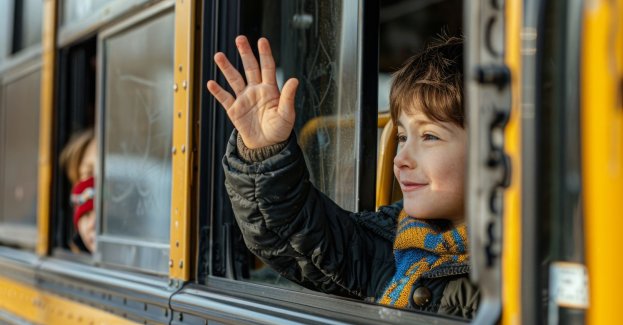 Czworo dzieci w szpitalu po zderzeniu auta osobowego ze szkolnym busem