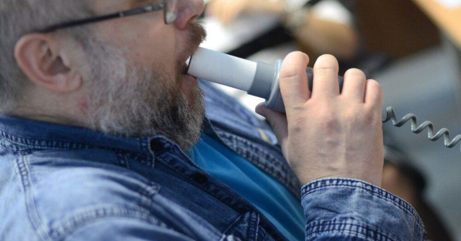 zdjęcie: Nie rozpoznana lub późno rozpoznana przewlekła obturacyjna choroba płuc skraca życie o 10-15 lat / Warszawa, 18.11.2015. Konferencja prasowa pt. Płuca Polski - mistrz Federacji KSW Mamed Khalidov bada płuca Polaków, w ramach Światowego Dnia Przewlekłej Obturacyjnej Choroby Płuc (POChP), 18 bm. w siłowni w Złotych Tarasach. (awol) PAP/Jacek Turczyk