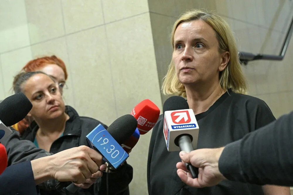 zdjęcie: Prokuratura w sprawie wybuchu granatnika: odczytano akt oskarżenia gen. Szymczyka / Warszawa, 07.09.2026. Prokurator Aleksandra Piasta-Pokrzywa (P) podczas wypowiedzi dla mediow w siedzibie Sądu Rejonowego dla Warszawy-Mokotowa, 7 bm. Rozpoczął się proces byłego komendanta głównego policji generała Jarosława Szymczyka w sprawie wybuchu granatnika w siedzibie Komendy Głównej Policji w 2022r. Rozprawa jest prowadzona w trybie niejawnym „z uwagi na sytuację w kraju i bezpieczeństwo państwa”. (sko) PAP/Marcin Obara