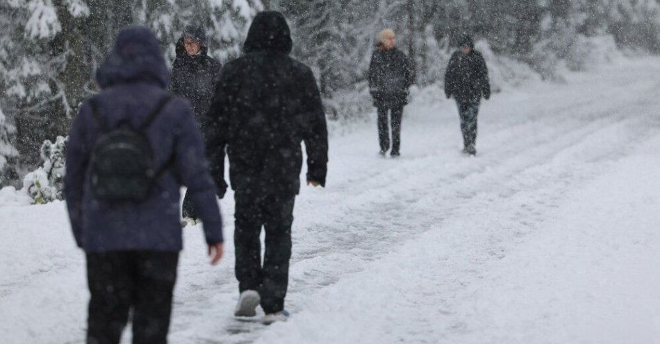 zdjęcie: Lawinowa trójka w Tatrach; bardzo trudne warunki turystyczne / Morskie Oko, 01.10.2025. Turyści na trasie do Morskiego Oka w Tatrach, 1 bm. Po intensywnych opadach śniegu w Tatrach, ratownicy Tatrzańskiego Ochotniczego Pogotowia Ratunkowego (TOPR) ogłosili pierwszy, najniższy stopień zagrożenia lawinowego. (mr) PAP/Grzegorz Momot ***Do tego materiału zdjęciowego dostępna jest również depesza w systemie CSI, pt.: Tatry/ Pierwszy stopień zagrożenia lawinowego – na szlakach zalega śnieg***