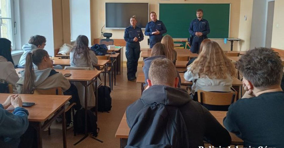 zdjęcie: Policjanci prezentują ścieżkę kariery maturzystom w Jeleniej Górze / fot. KMP w Jeleniej Górze