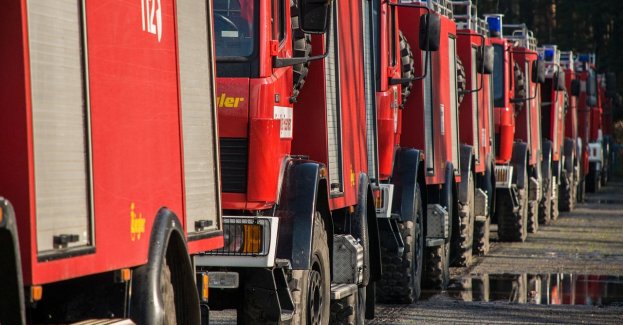 Strażacy dogaszają pożar hotelu w Łodynie