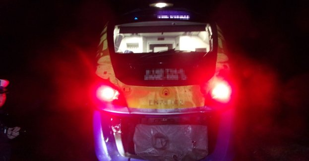 Kierujący peugeotem wjechał na przejazd kolejowy i zderzył się z pociągiem