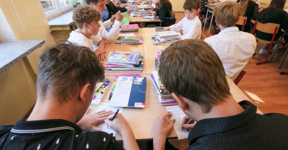 zdjęcie: Projekt dot. większych środków na zakup podręczników dla szkół skierowany na Stały Komitet Rady Ministrów / Gorzów Wielkopolski, 01.09.2025. Dzieci odbierają książki do nauki w Szkole Podstawowej nr 21 w Gorzowie Wielkopolskim, 1 bm. Dziś w szkołach podstawowych i średnich rozpoczyna się rok szkolny 2025/2026. Uczniowie odbierają komplety podręczników, które są darmowe i służą trzem kolejnym rocznikom. Po tym czasie do szkół trafiają komplety nowych książek, które po inwentaryzacji prowadzonej przed rozpoczęciem nauki przez nauczycieli posłużą następnym uczniom. (sko) PAP/Lech Muszyński