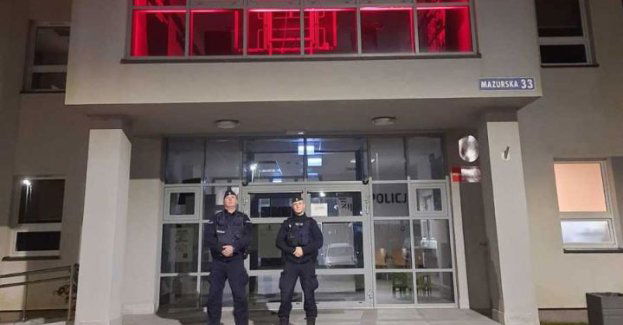 Gołdap: policjanci podświetlili komendę na czerwono w obronie dzieci