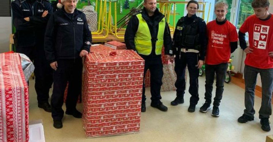 zdjęcie: Kościerscy policjanci wspierają rodzinę w Szlachetnej Paczce / fot. KPP w Kościerzynie