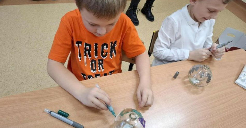 zdjęcie: Świąteczne warsztaty we Włostowie Policjantki uczą bezpiecznej zabawy / fot. KPP Opatów Uczestnicy spotkania