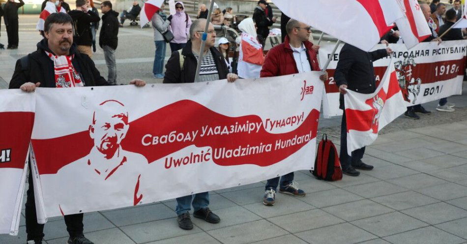 zdjęcie: Białystok: obchody Dnia Woli - dnia białoruskiej wolności / Białystok, 22.03.2026. Obchody Dnia Białoruskiej Wolności, 22 bm. na Rynku Kościuszki w Białymstoku. Jest to nieuznawane przez reżim Aleksandra Łukaszenki święto, przypadające na 25 marca. Obchody rocznicy powstania BNR (Biełaruskaja Narodnaja Respublika) zorganizowała Diaspora Białoruska w Białymstoku. (mr) PAP/Artur Reszko