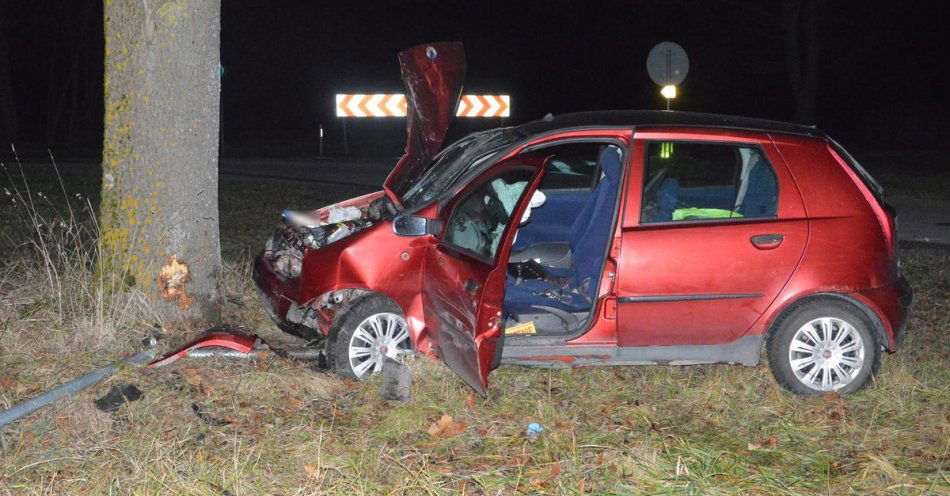 zdjęcie: Fiat w Świerżach zjechał z drogi 39 latek w szpitalu / fot. KMP Chełm