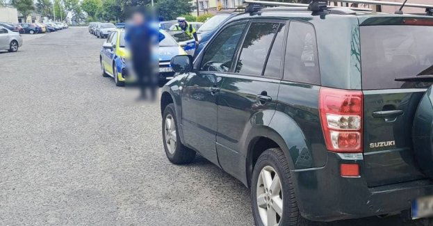 Pijany syn podczas parkowania uszkodził stojący obok samochód. Ojciec chciał pokazać, że zrobi to lepiej - też był pijany.