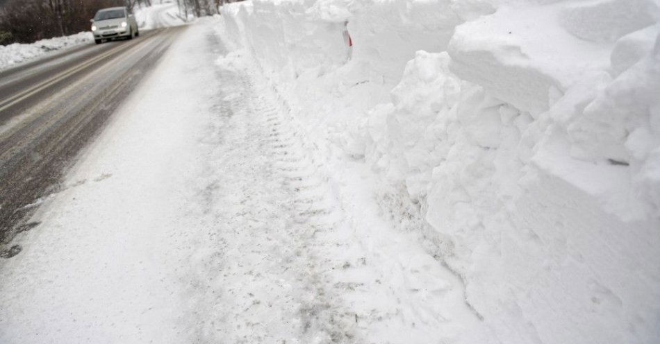 zdjęcie: GDDKiA apeluje o ostrożną jazdę; błoto pośniegowe w 13 województwach / Łubno, 06.01.2019. Zaspy przy drodze wojewódzkiej nr 884 w Łubnie, 6 bm. Blisko 130 pługopiaskarek pracowało na drogach krajowych i wojewódzkich na Podkarpaciu w niedzielę rano. W regionie skutki zimy usuwa prawie 200 drogowców. Wszystkie drogi są przejezdne. Nawierzchnie dróg są czarne, mokre, miejscami śliskie. Lokalnie pokrywa je błoto pośniegowe lub luźny, zajeżdżony śnieg. (dd/cat)
PAP/Darek Delmanowicz