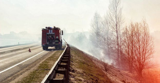 Strażacy pomagają w transporcie mieszkańców Wyspy Chrząszczewskiej na ląd