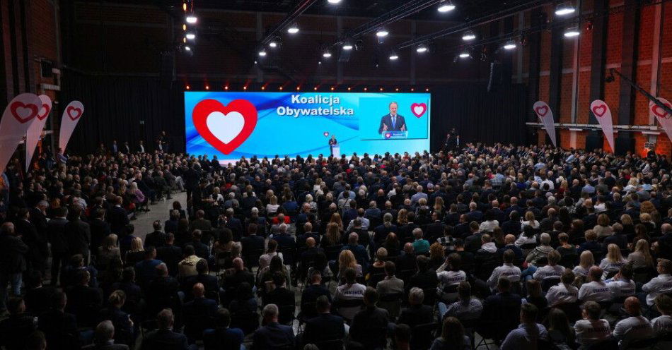zdjęcie: Prof. Kik o konwencjach KO i PiS: obie partie koncentrują się na pogłębianiu polaryzacji / Warszawa, 25.10.2025. Premier Donald Tusk przemawia na konwencji krajowej Platformy Obywatelskiej w ATM Studio w Warszawie, 25 bm. Podczas wydarzenia zainicjowany zostanie proces stworzenia nowego ugrupowania wraz z Nowoczesną i Inicjatywą Polską. (aldg) PAP/Paweł Supernak