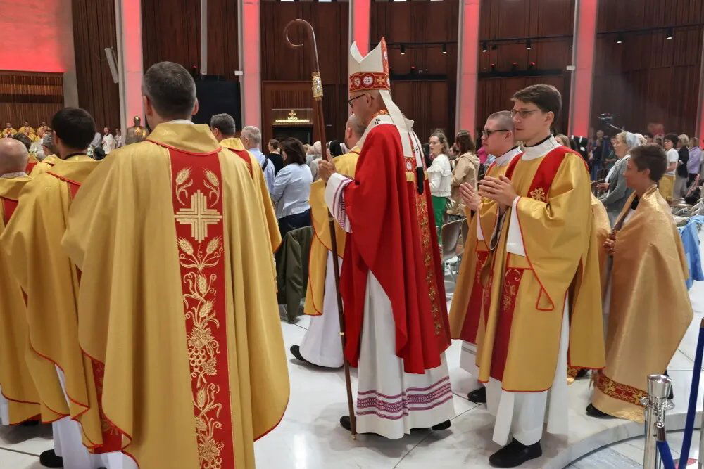 zdjęcie: Abp Galbas: powiedzenie na głos „nie wolno” jest także misją Kościoła / Warszawa, 29.08.2026. Metropolita warszawski abp Adrian Galbas (C) przewodniczy mszy świętej sprawowanej dla uczestników odprawy katechetycznej rozpoczynającej rok szkolny 2026/2027, 29 bm. w Świątyni Opatrzności Bożej w Warszawie. (amb) PAP/Albert Zawada