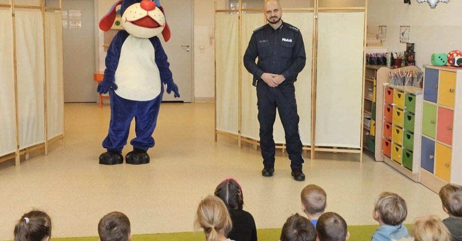 zdjęcie: Sznupek i policjant uczą przedszkolaków bezpieczeństwa / fot. KMP w Żorach