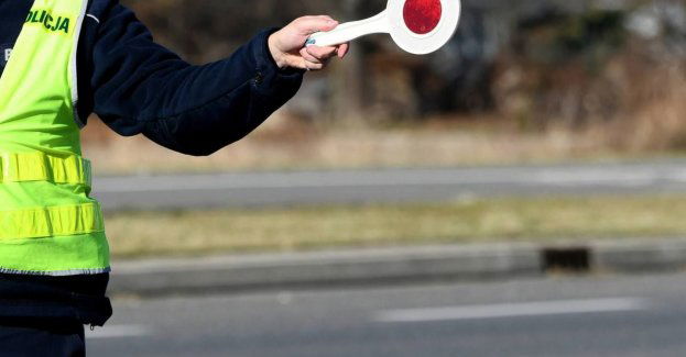 Policja zatrzymała mężczyznę, który przewoził w bagażniku troje dzieci