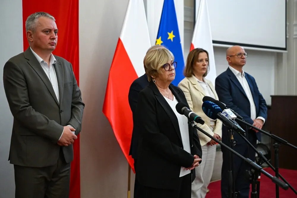 zdjęcie: Podkarpackie: oddano hołd ofiarom wypadku autokaru na Węgrzech / Rzeszów, 17.08.2026. Wojewoda podkarpacka Teresa Kubas-Hul (2L) przemawia w siedzibie Urzędu Wojewódzkiego w Rzeszowie, 17 bm. Obok wicewojewoda Tomasz Lorenc (L), dyrektor generalny Urzędu Wojewódzkiego Monika Barszcz-Chodkowska (2P) oraz dyrektor Biura Wojewody Jerzy Tabin (P). Pracownicy urzędu uczcili minutą ciszy pamięć ofiar wypadku polskiego autokaru na Węgrzech. Do wypadku autokaru, którym wracała z Bośni i Hercegowiny pielgrzymka z Podkarpacia, doszło 16 bm. na autostradzie M3. W wyniku