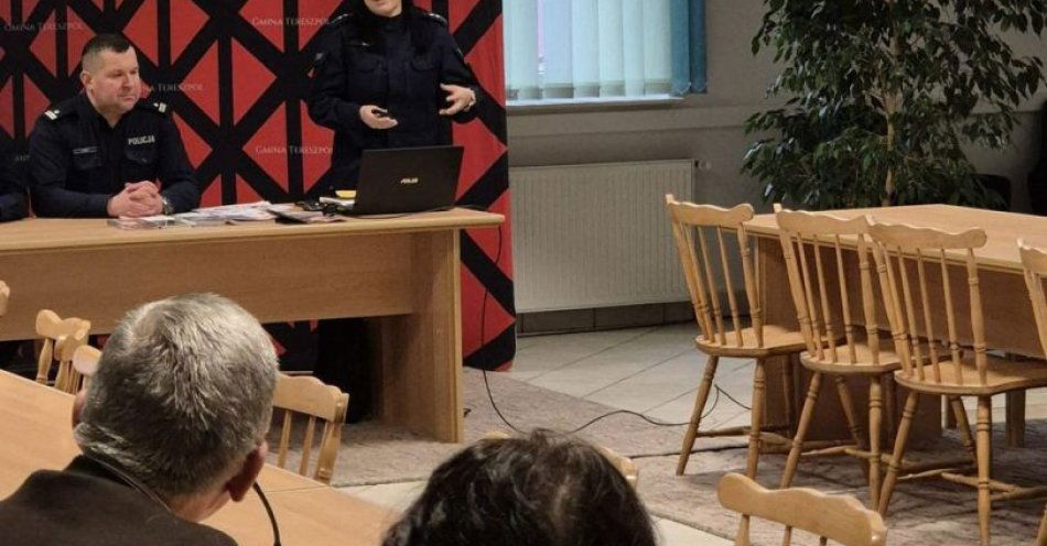 zdjęcie: Mieszkańcy i policja rozmawiali o cyberzagrożeniach / fot. KPP Biłgoraj