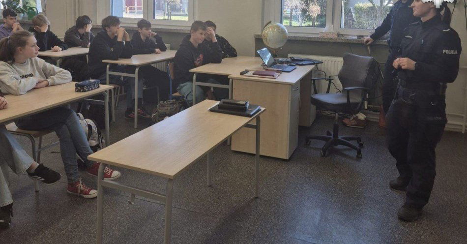 zdjęcie: Dzielnicowi rozmawiali z uczniami o hejcie i cyberzagrożeniach / fot. KPP w Tarnowskich Górach
