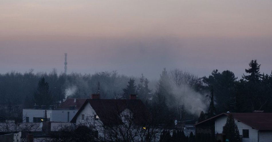 zdjęcie: Alert RCB: prognozowana zła jakość powietrza w czterech województwach / Poznań, 15.02.2017. Smog nad Naramowicami w Poznaniu, 15 bm. Wszystkie poznańskie stacje pomiarowe odnotowały w środę przekroczenie poziomu dopuszczalnego dla pyłu PM10. (jk/zuz) PAP/Jakub Kaczmarczyk ***Zdjęcie do depeszy PAP pt. Wielkopolskie/ Bardzo zły stan powietrza w regionie***