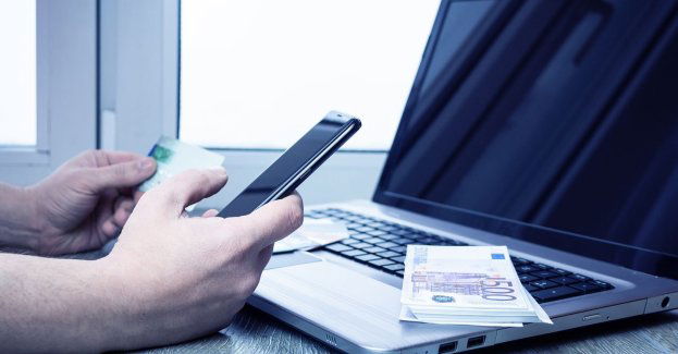 71-latek oszukany przy transakcji na platformie handlowej. Pieniądze pokrzywdzonego oszust wykorzystał do zakupu kryptowalut