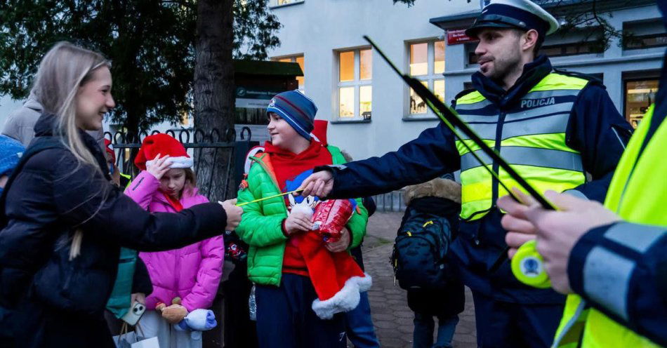 zdjęcie: Mikołajkowa akcja w Brodnicy poprawi widoczność dzieci / fot. KPP Brodnica