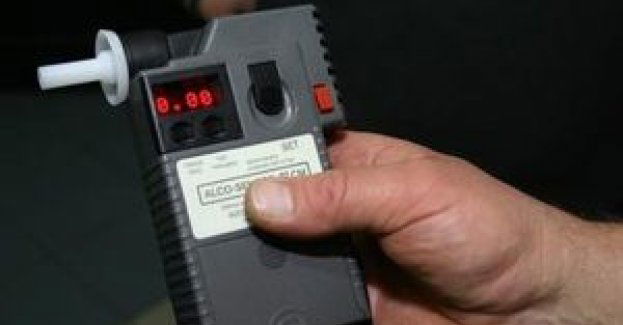 Kompletnie pijany mężczyzna wsiadł za kierownicę i uderzył w drzewo