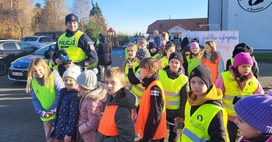 zdjęcie: Jabłko czy cytryna? Dzieci i policja uczą bezpieczeństwa / fot. KPP Aleksandrów