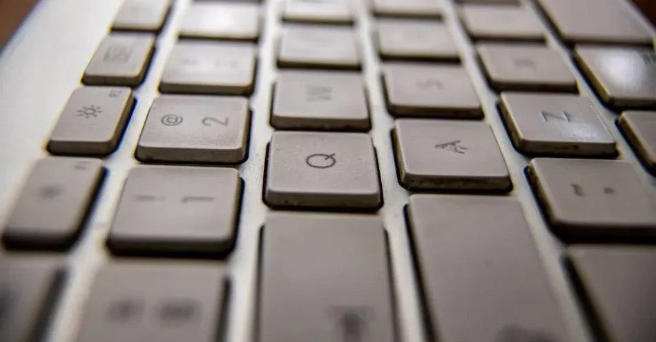 zdjęcie: NASK: atak hakerski na bydgoskie radio PiK to element operacji dezinformacyjnej / Łódź, 20.01.2021. Zdjęcie ilustracyjne. Klawiatura komputerowa. (gm/doro) PAP/Grzegorz Michałowski